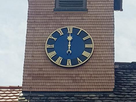 Die Kirche im Baselbiet mit neuem Zeiger und neuen Ziffern