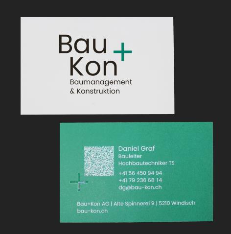 Der Relieflack kommt auf rauhem Naturpapier am besten zur Geltung und wirkt stärker, wenn er dabei nicht deckungsgleich über einem gedruckten Element liegt