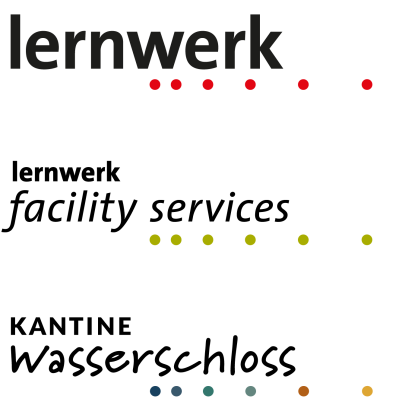 Die Punkte des Lernwerk-Logos werden zur Wiedererkennung beibehalten, während die Schriftarten so gewählt werden, dass die Logos eigenständig wirken, aber dennoch harmonisch zusammenpassen.